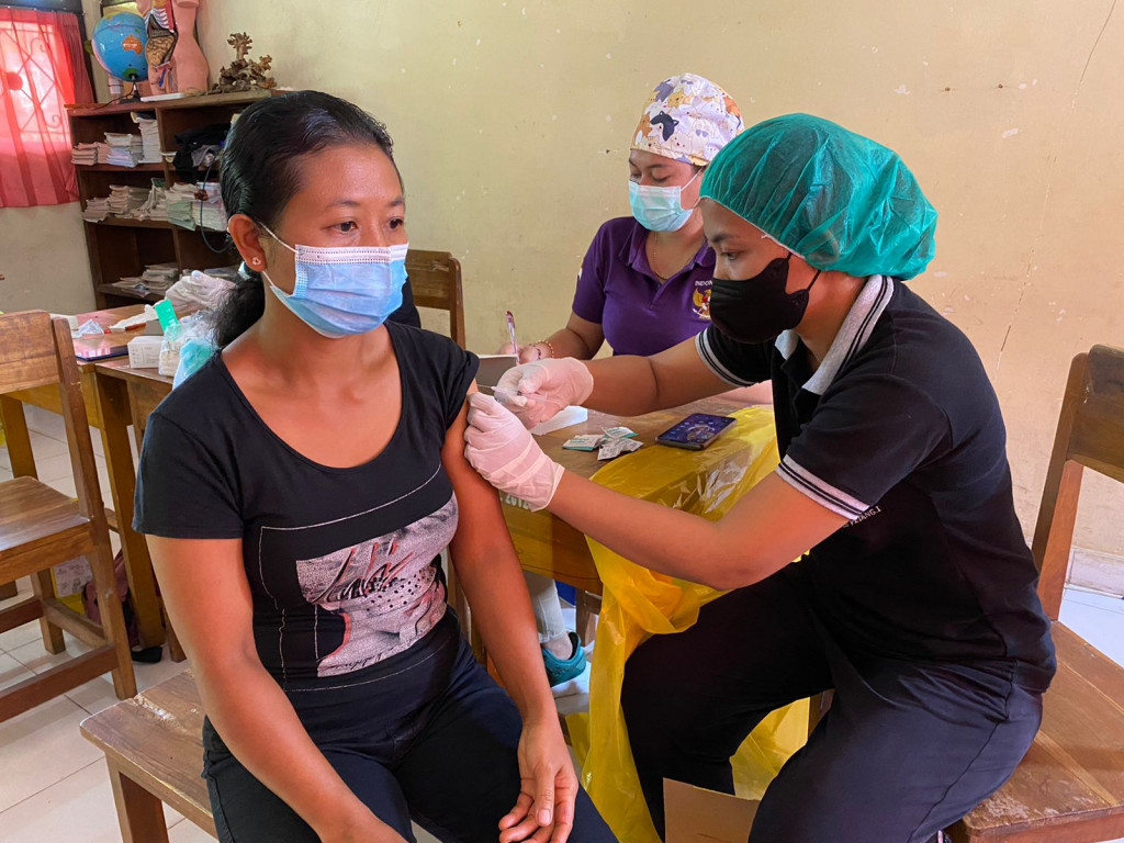 UPTD.Puskesmas Petang I Memberikan Pelayanan Vaksinasi Dosis 1,2 dan 3 Booster,di SD N I Petang